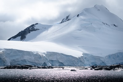 白昼雪山